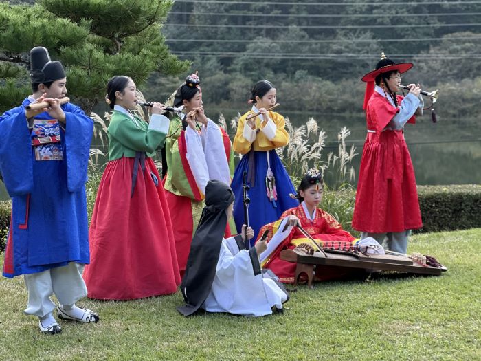 전주교대, 미래교사와 초등학생이 함께한 한복패션쇼 진행