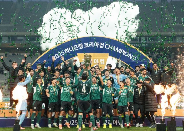 전북현대, ‘더블’로 명가 부활… 포옛 감독 첫해 대성공