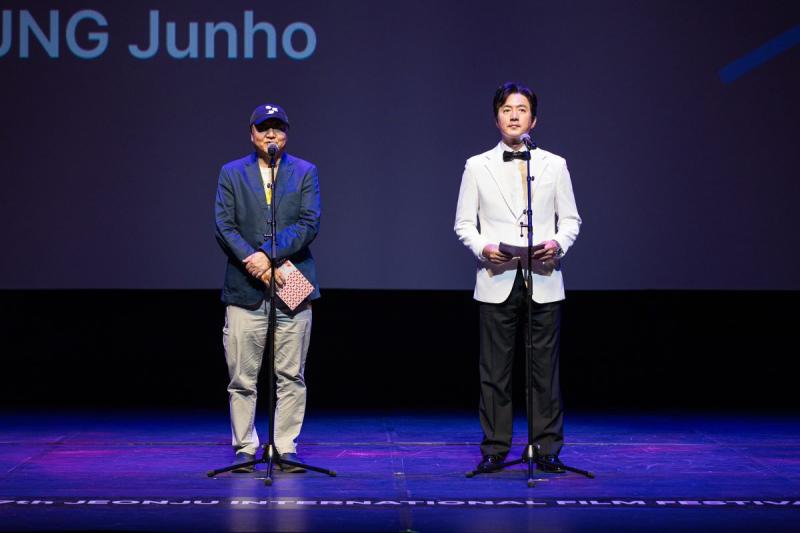 ‘우리는 늘 선을 넘지’ 제27회 전주국제영화제 폐막
